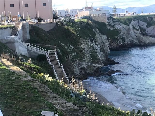 泰拉西尼By The Sea住宿加早餐旅馆 外观 照片
