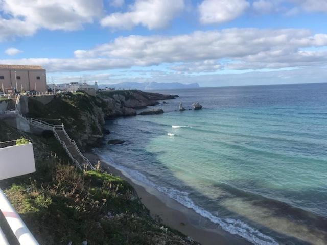 泰拉西尼By The Sea住宿加早餐旅馆 外观 照片